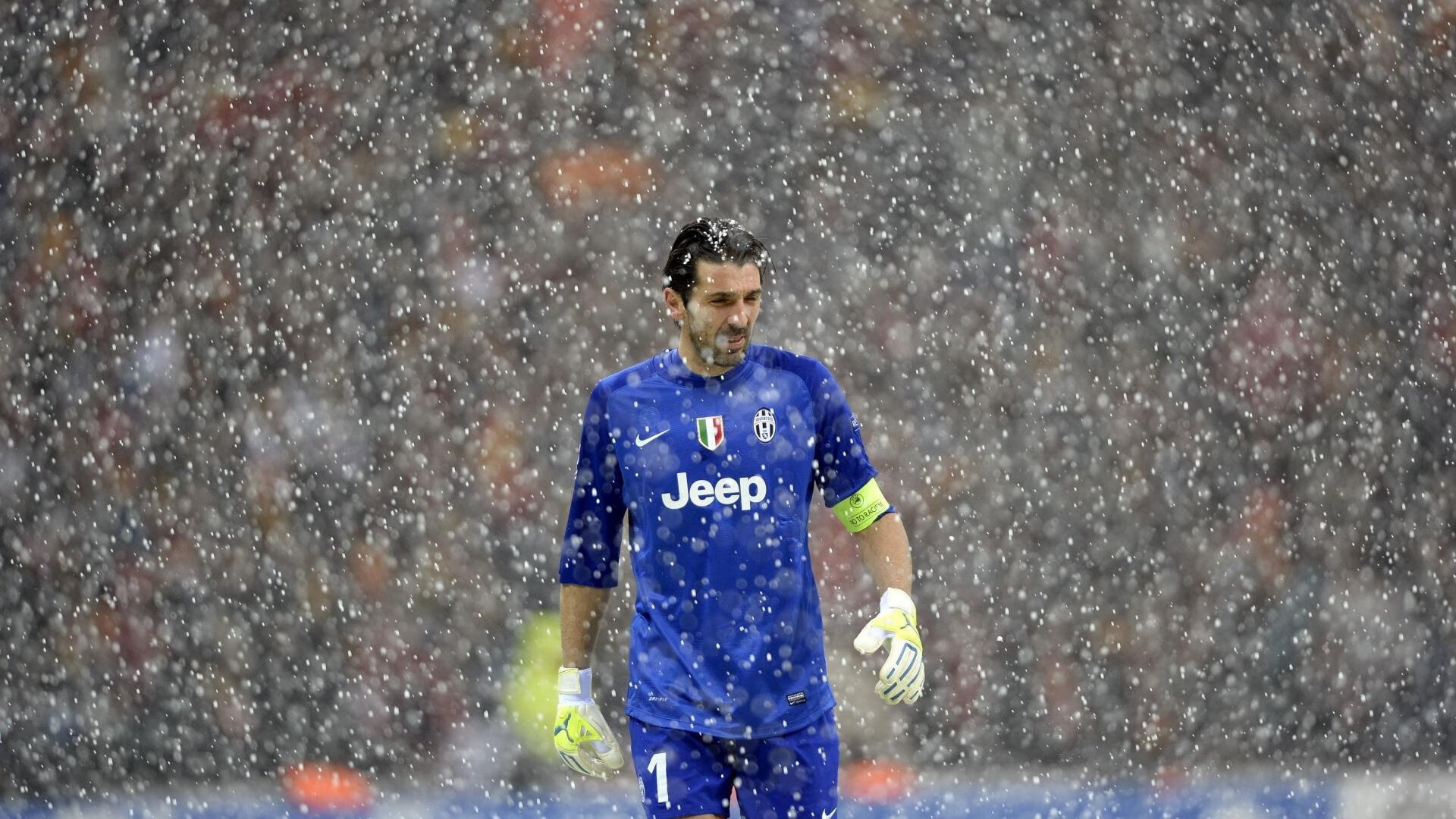 世界杯预选赛抢七大战对决在即！山东泰山演练定位球，俄克拉荷马城雷霆密集防守应对