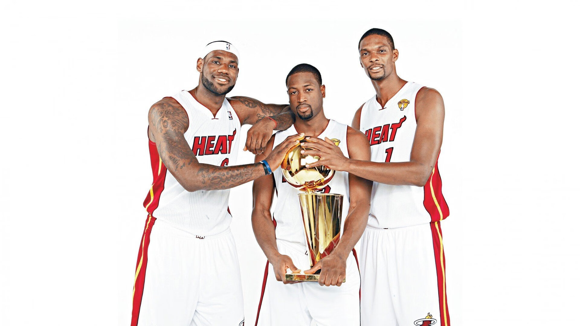 世界杯预选赛抢七大战对决在即！山东泰山演练定位球，俄克拉荷马城雷霆密集防守应对